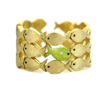 Against the current. Gold vermeil fish ring with one light green fish